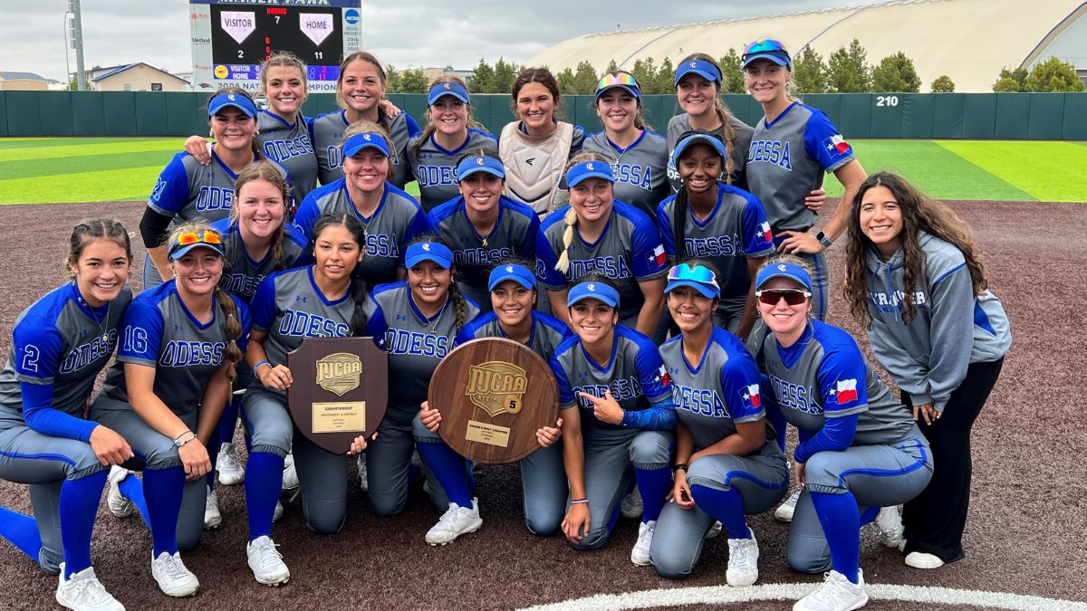 Softball Captures Region 5 West Title, Heads to World Series